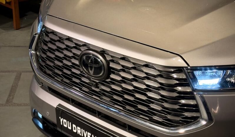 
								Toyota Innova Hycross ZX (O) Hybrid AT 6-Seater full									
