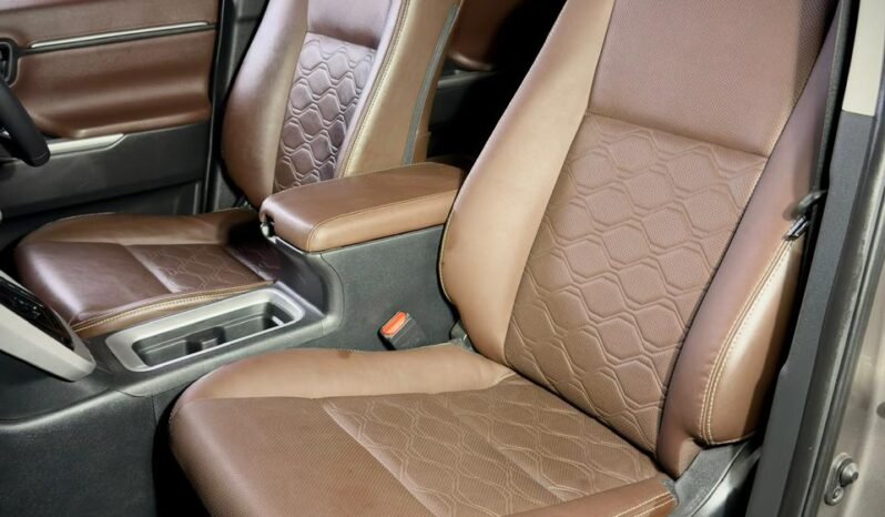
								Toyota Innova Hycross ZX (O) Hybrid AT 6-Seater full									
