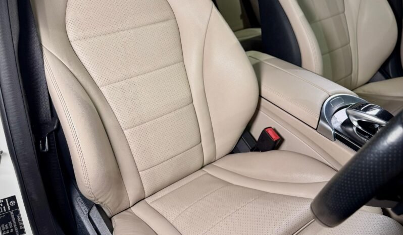 
								Mercedes-Benz C Class CGI C200 Edition C full									
