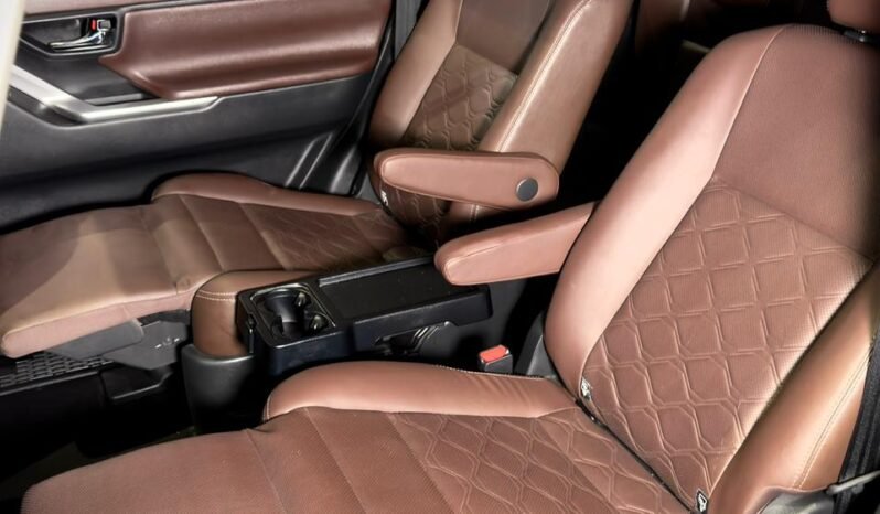 
								Toyota Innova Hycross ZX(O) Hybrid AT 6-Seater full									