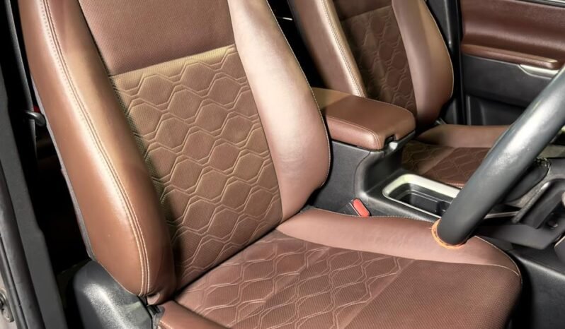 
								Toyota Innova Hycross ZX(O) Hybrid AT 6-Seater full									