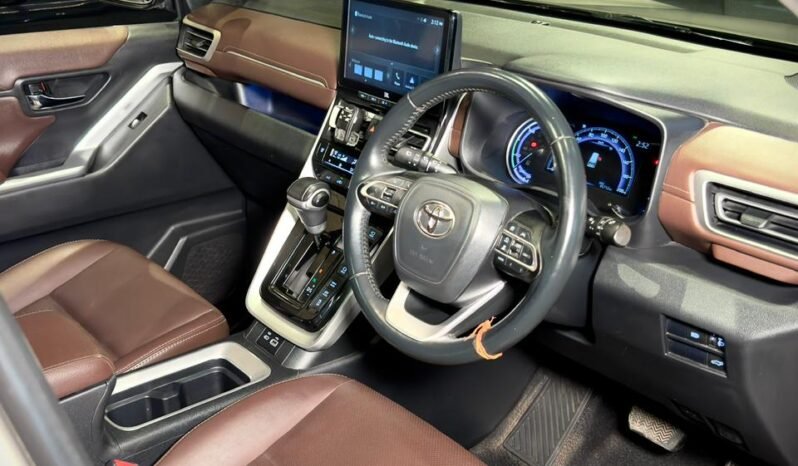 
								Toyota Innova Hycross ZX(O) Hybrid AT 6-Seater full									