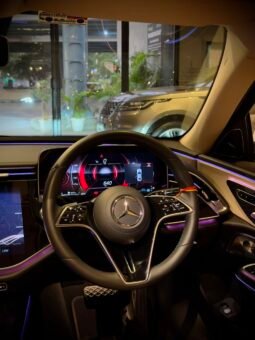 
										Mercedes-Benz E200 LWB full									