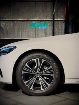 
										Mercedes-Benz E200 LWB full									
