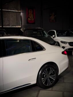 
										Mercedes-Benz E200 LWB full									