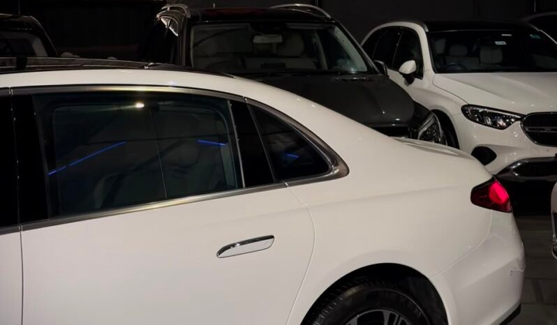 
								Mercedes-Benz E200 LWB full									
