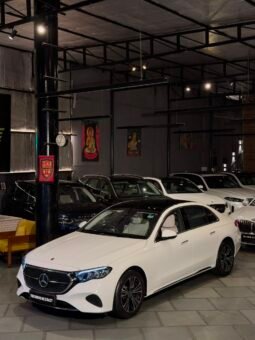 
										Mercedes-Benz E200 LWB full									
