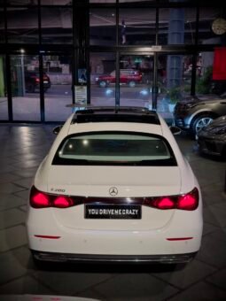 
										Mercedes-Benz E200 LWB full									
