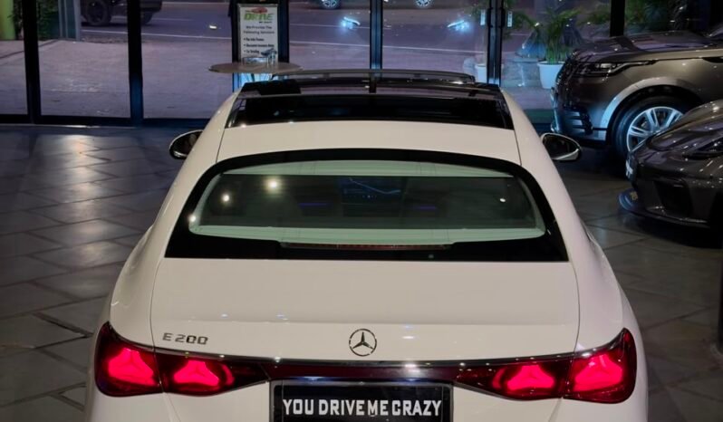 
								Mercedes-Benz E200 LWB full									