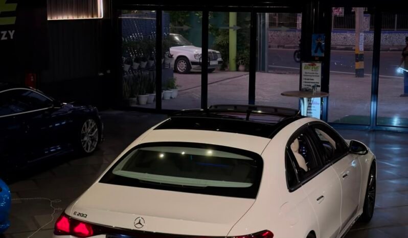 
								Mercedes-Benz E200 LWB full									