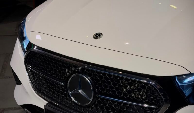 
								Mercedes-Benz E200 LWB full									