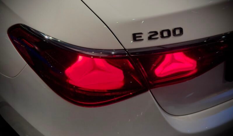 
								Mercedes-Benz E200 LWB full									