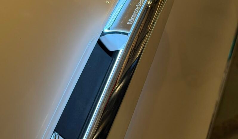 
								Mercedes-Benz E200 LWB full									