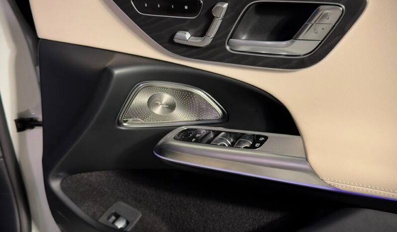 
								Mercedes-Benz E200 LWB full									
