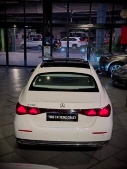 
										Mercedes-Benz E200 LWB full									
