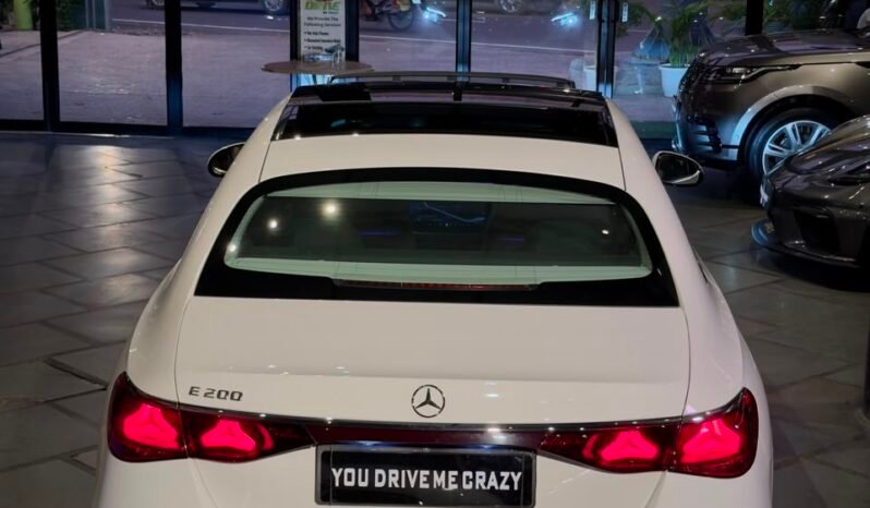 
								Mercedes-Benz E200 LWB full									
