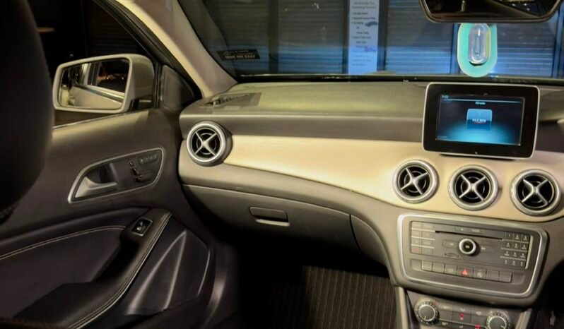 
								Mercedes-Benz GLA 200d full									
