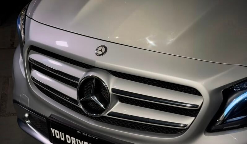 
								Mercedes-Benz GLA 200d full									