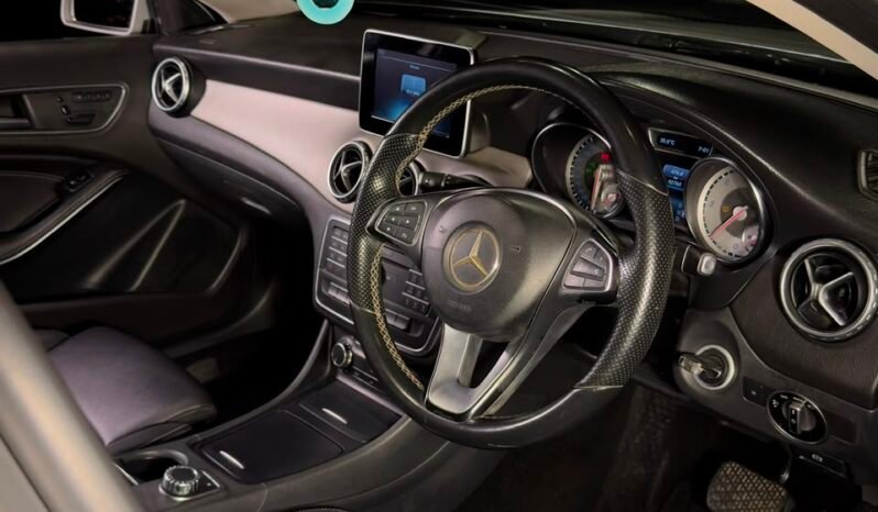
								Mercedes-Benz GLA 200d full									