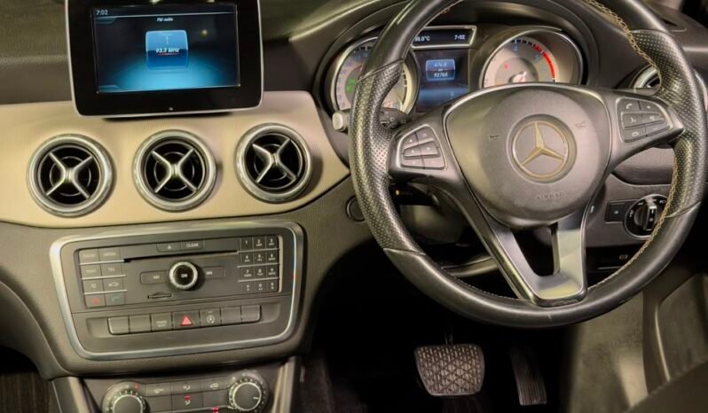 
								Mercedes-Benz GLA 200d full									