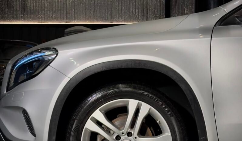 
								Mercedes-Benz GLA 200d full									