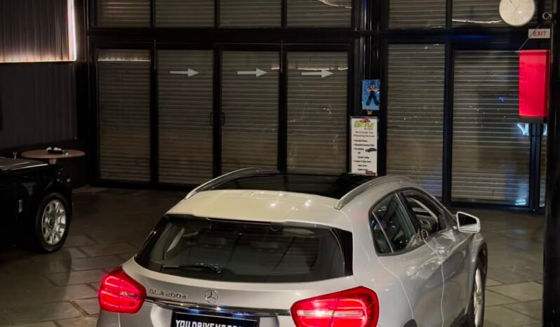 
								Mercedes-Benz GLA 200d full									