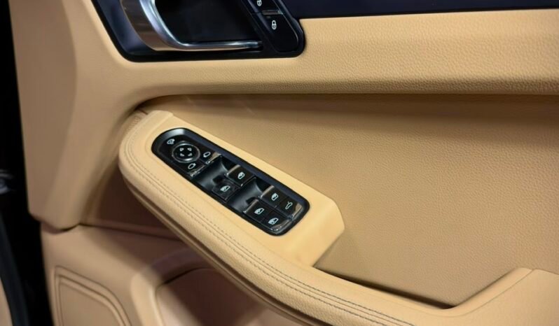 
								2017 Porsche Macan R4 Petrol full									