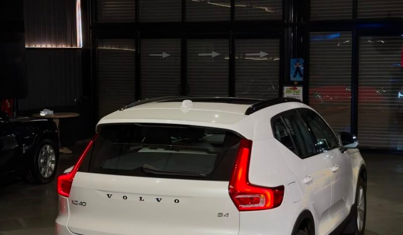
								2022 Volvo XC40 B4 Petrol full									