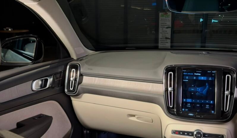
								2022 Volvo XC40 B4 Petrol full									