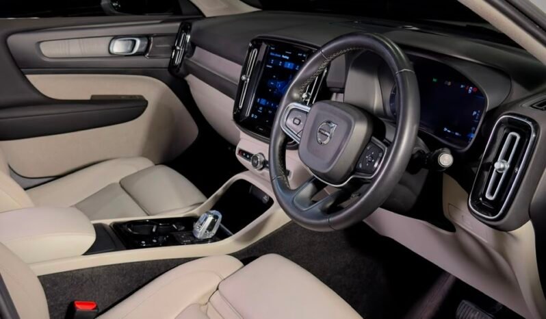 
								2022 Volvo XC40 B4 Petrol full									