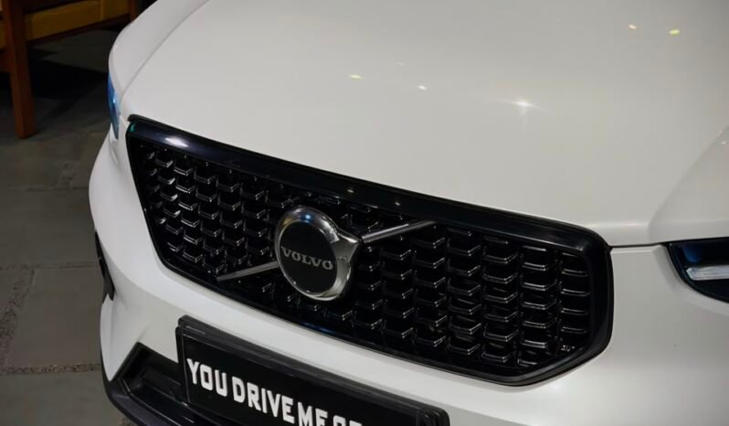 
								2022 Volvo XC40 B4 Petrol full									