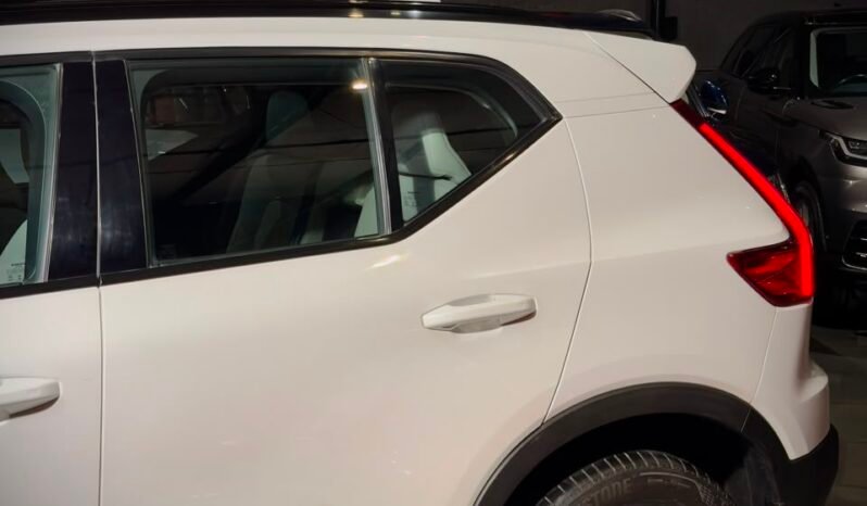 
								2022 Volvo XC40 B4 Petrol full									