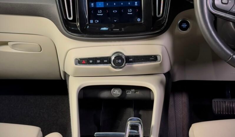 
								2022 Volvo XC40 B4 Petrol full									