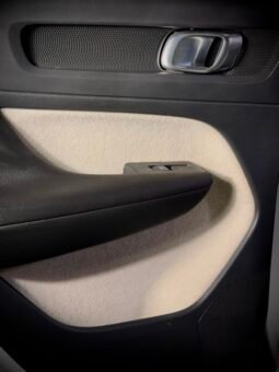 
										2022 Volvo XC40 B4 Petrol full									