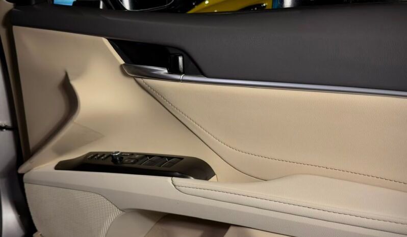 
								2023 Toyota Camry Hybrid full									