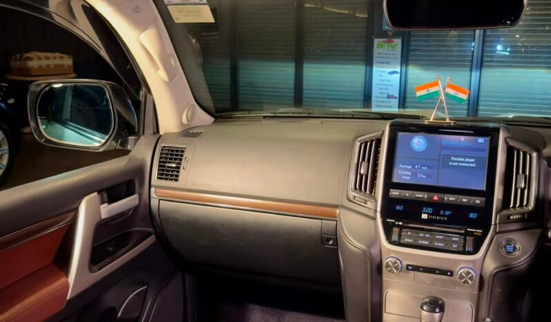 
								2017 Toyota Land Cruiser LC200 VX V8 full									