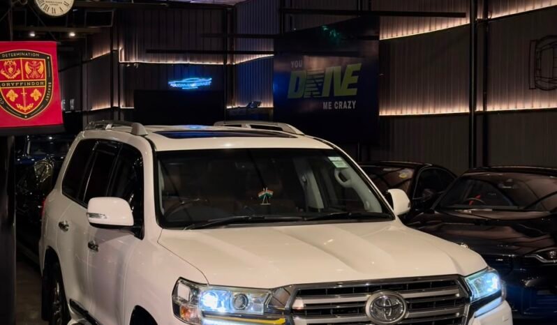 
								2017 Toyota Land Cruiser LC200 VX V8 full									