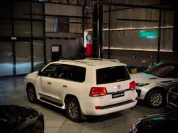 
										2017 Toyota Land Cruiser LC200 VX V8 full									