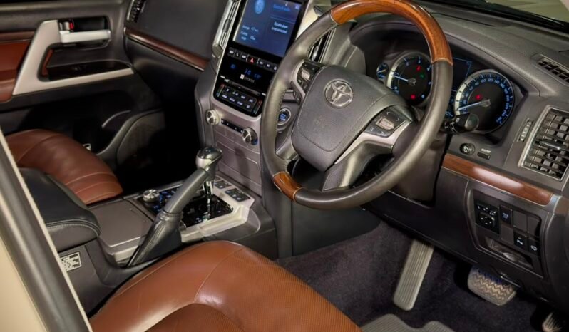 
								2017 Toyota Land Cruiser LC200 VX V8 full									