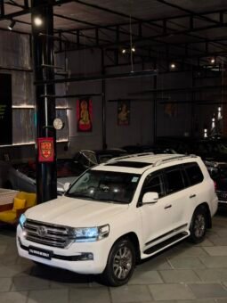 
										2017 Toyota Land Cruiser LC200 VX V8 full									