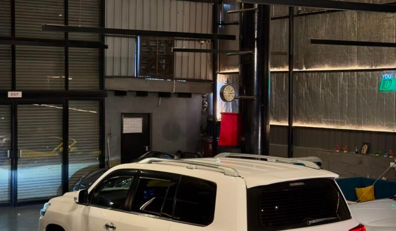 
								2017 Toyota Land Cruiser LC200 VX V8 full									