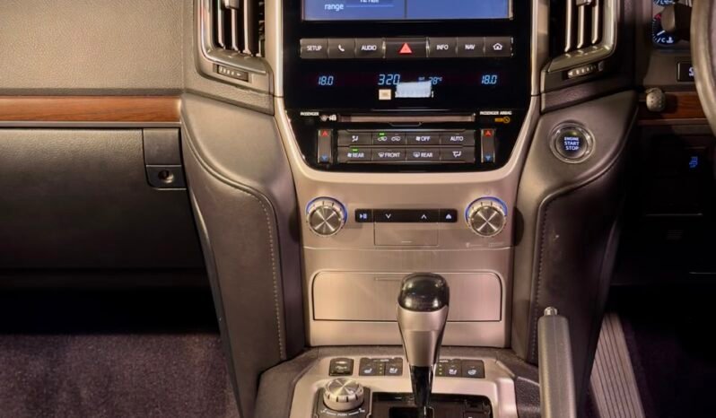 
								2017 Toyota Land Cruiser LC200 VX V8 full									