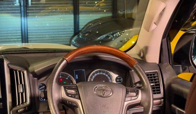 
								2017 Toyota Land Cruiser LC200 VX V8 full									