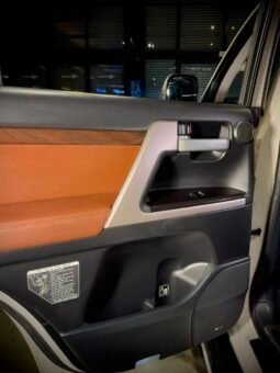 
										2017 Toyota Land Cruiser LC200 VX V8 full									