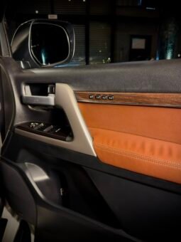 
										2017 Toyota Land Cruiser LC200 VX V8 full									