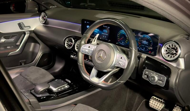 
								Mercedes-Benz A 35 AMG 4MATIC Limousine full									