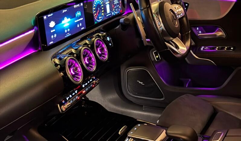 
								Mercedes-Benz A 35 AMG 4MATIC Limousine full									