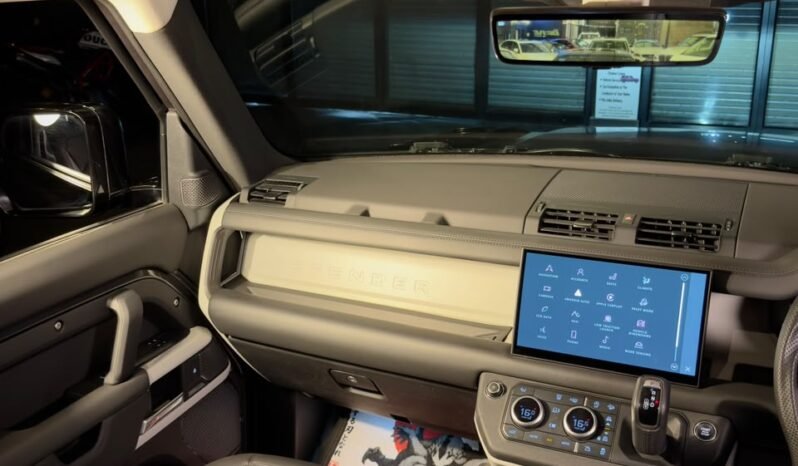 
								LAND ROVER DEFENDER 110 HSE 7-SEATER full									
